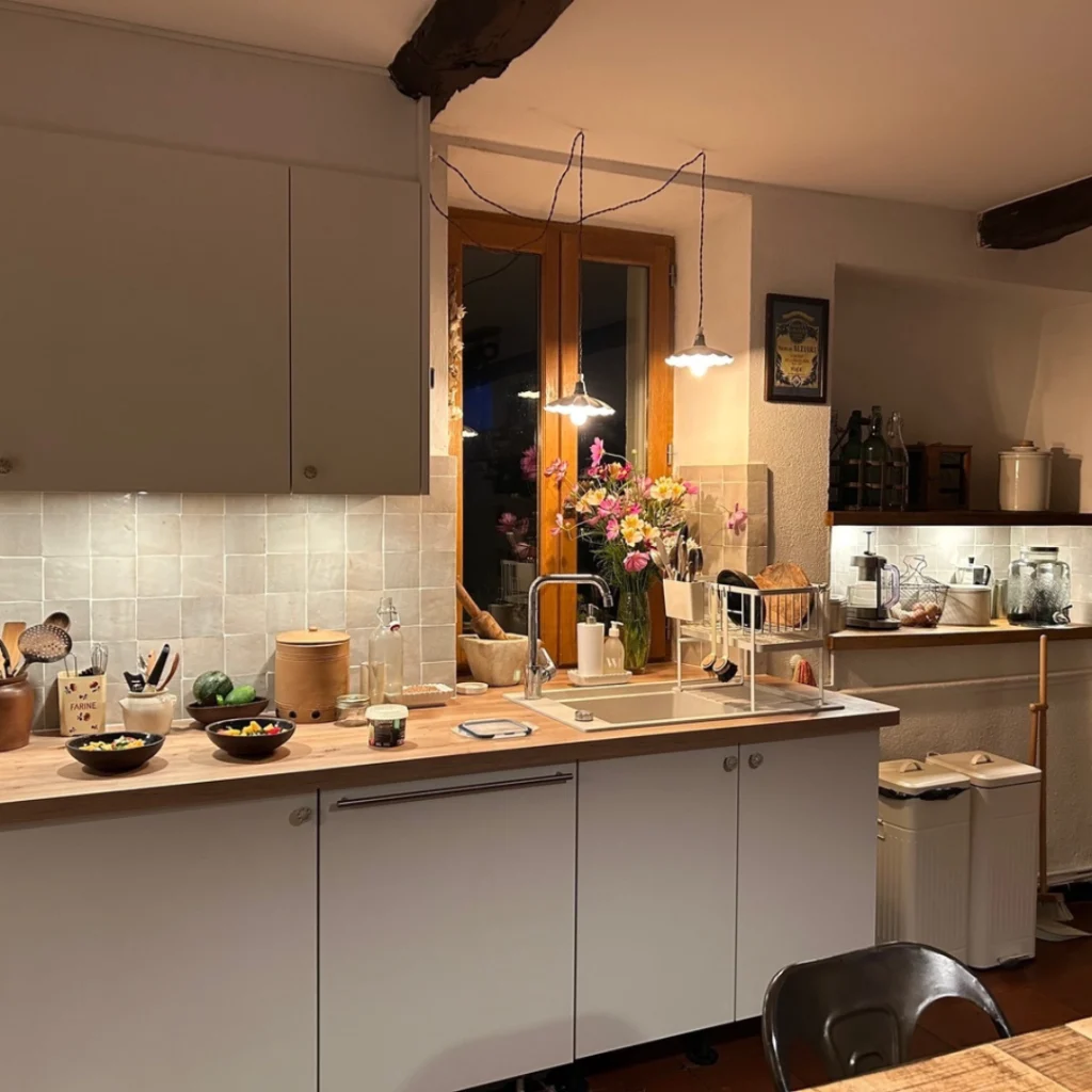 Zellige grège marocain artisanal en terre cuite émaillée, cuisine moderne.