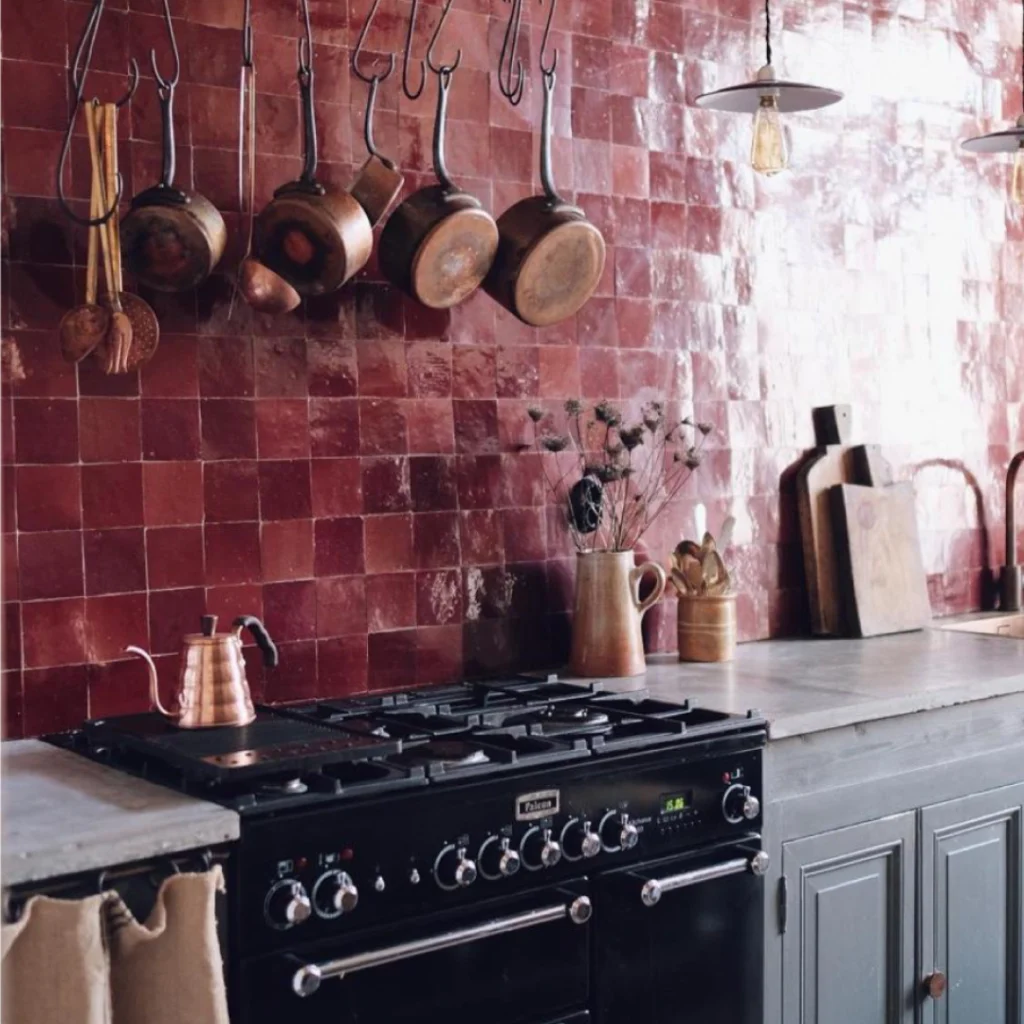 Zellige lie de vin marocain en crédence, carrelage artisanal rouge foncé.