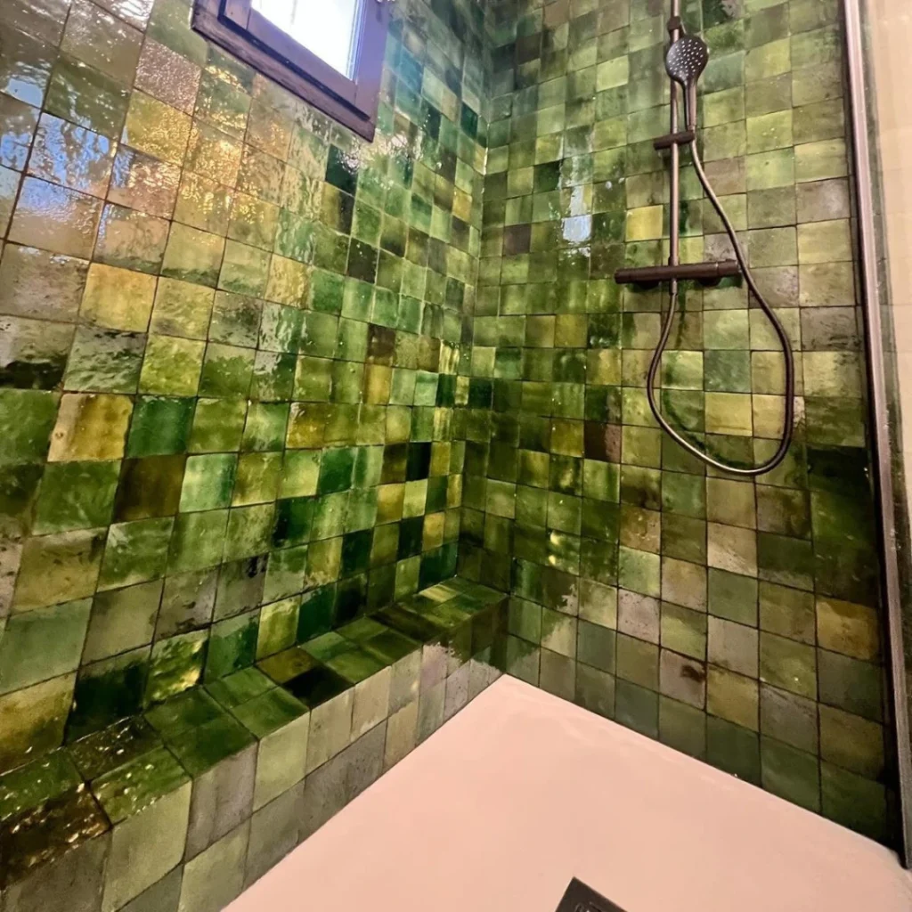 Douche habillée de zellige marocain vert émeraude artisanal de Fès, carrelage mural en terre cuite émaillée brillante