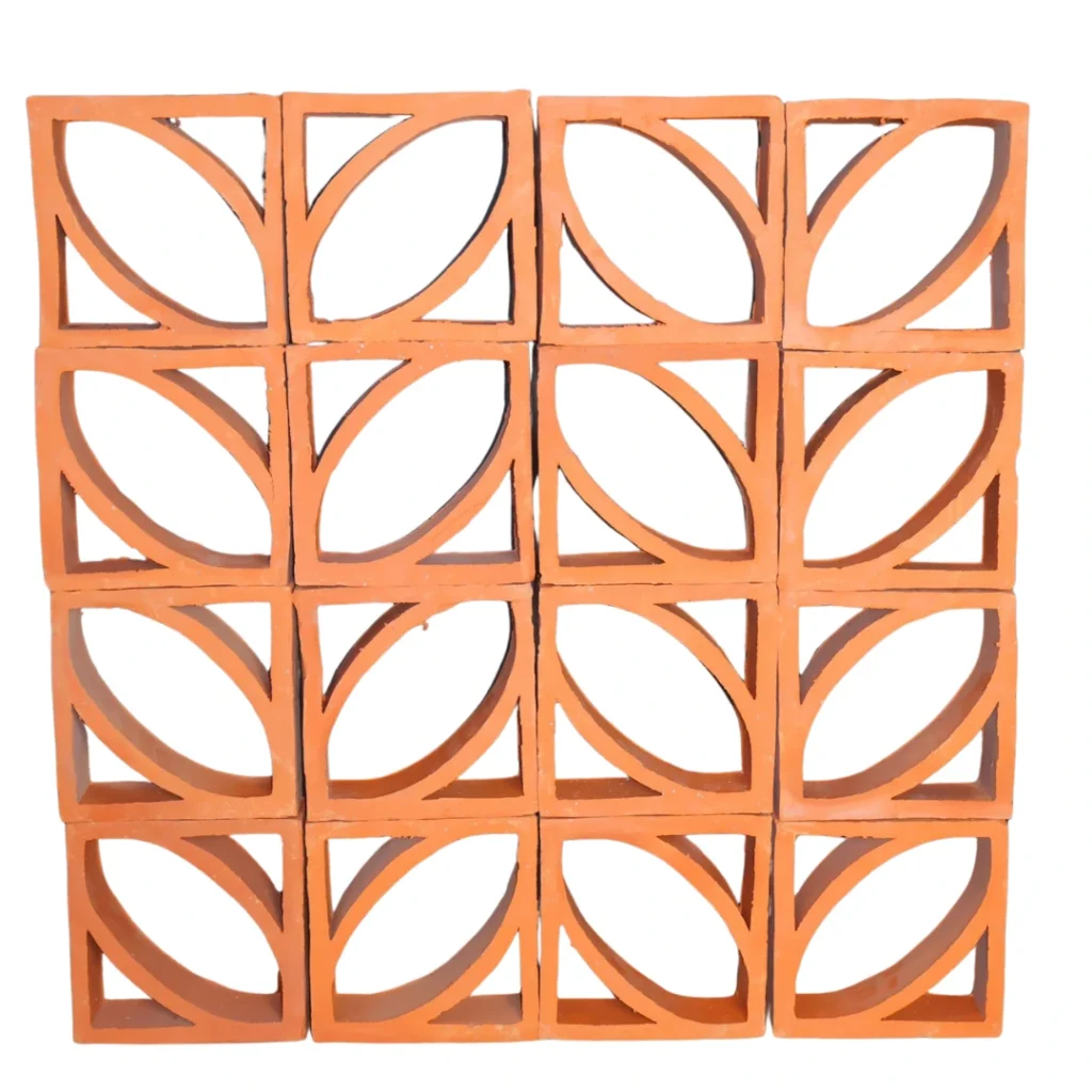 Claustras en terre cuite assemblés avec motifs ovales pour homogénéité visuelle.