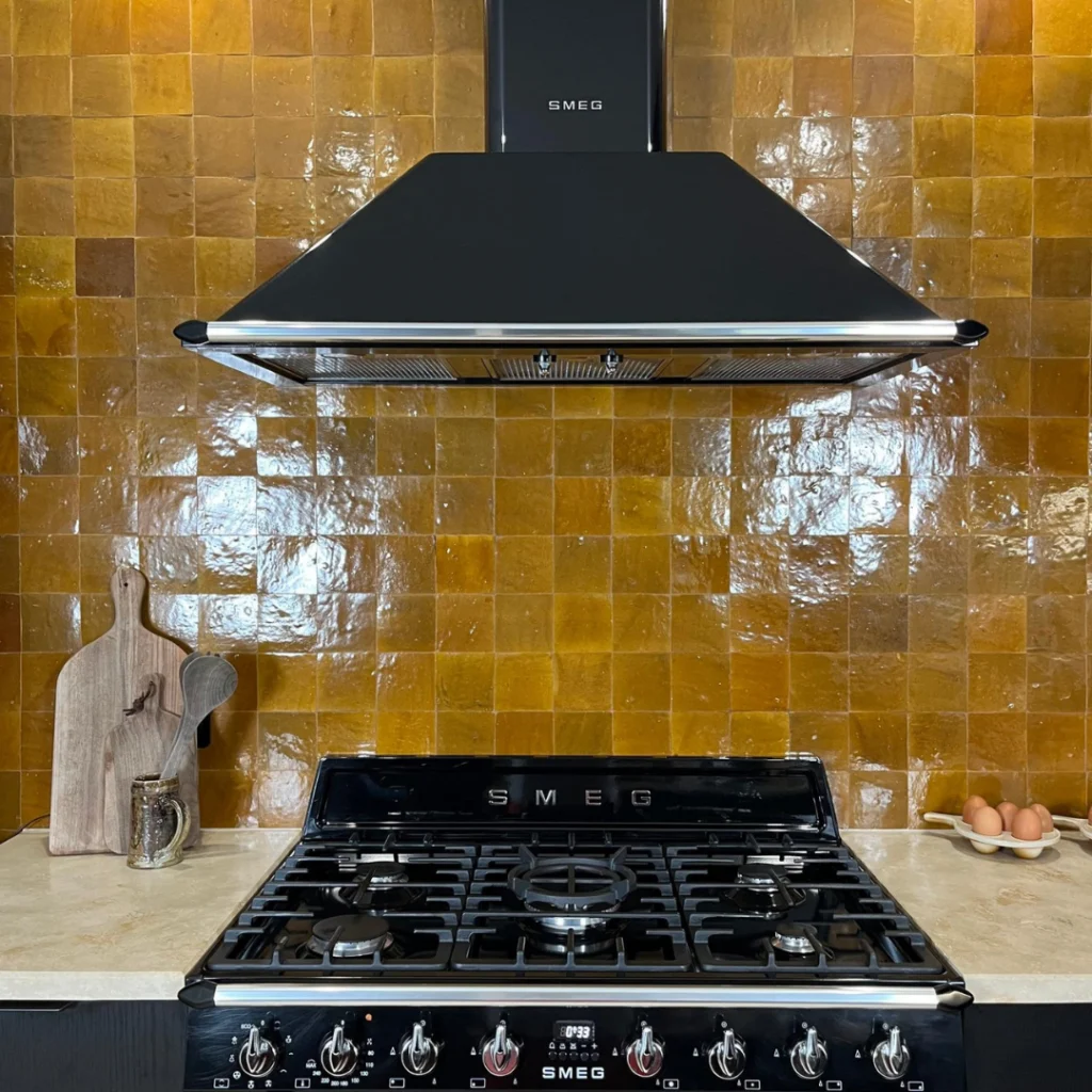 Zellige miel artisanal marocain posé en crédence de cuisine.