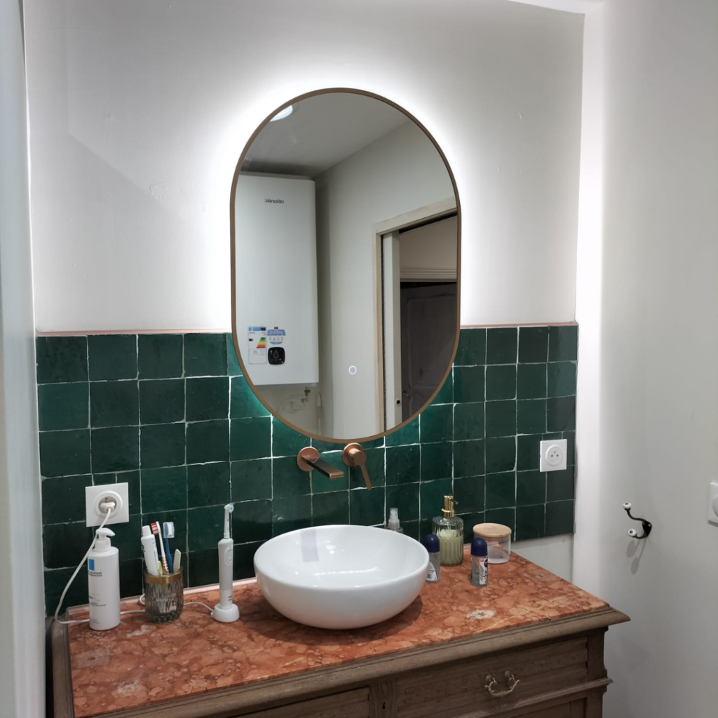 Zellige vert émeraude artisanal dans salle de bain, carrelage marocain brillant mural.