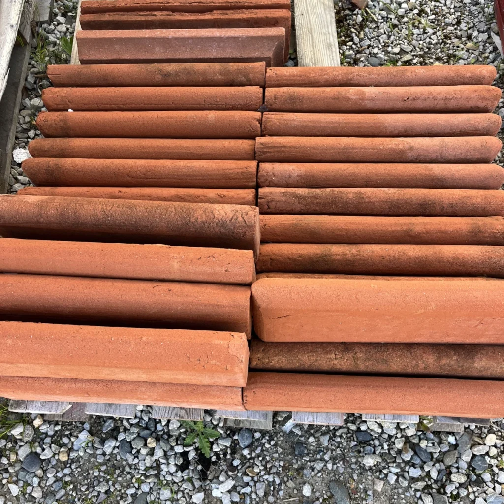 briques moulurées en terre cuite pour corniches et piliers