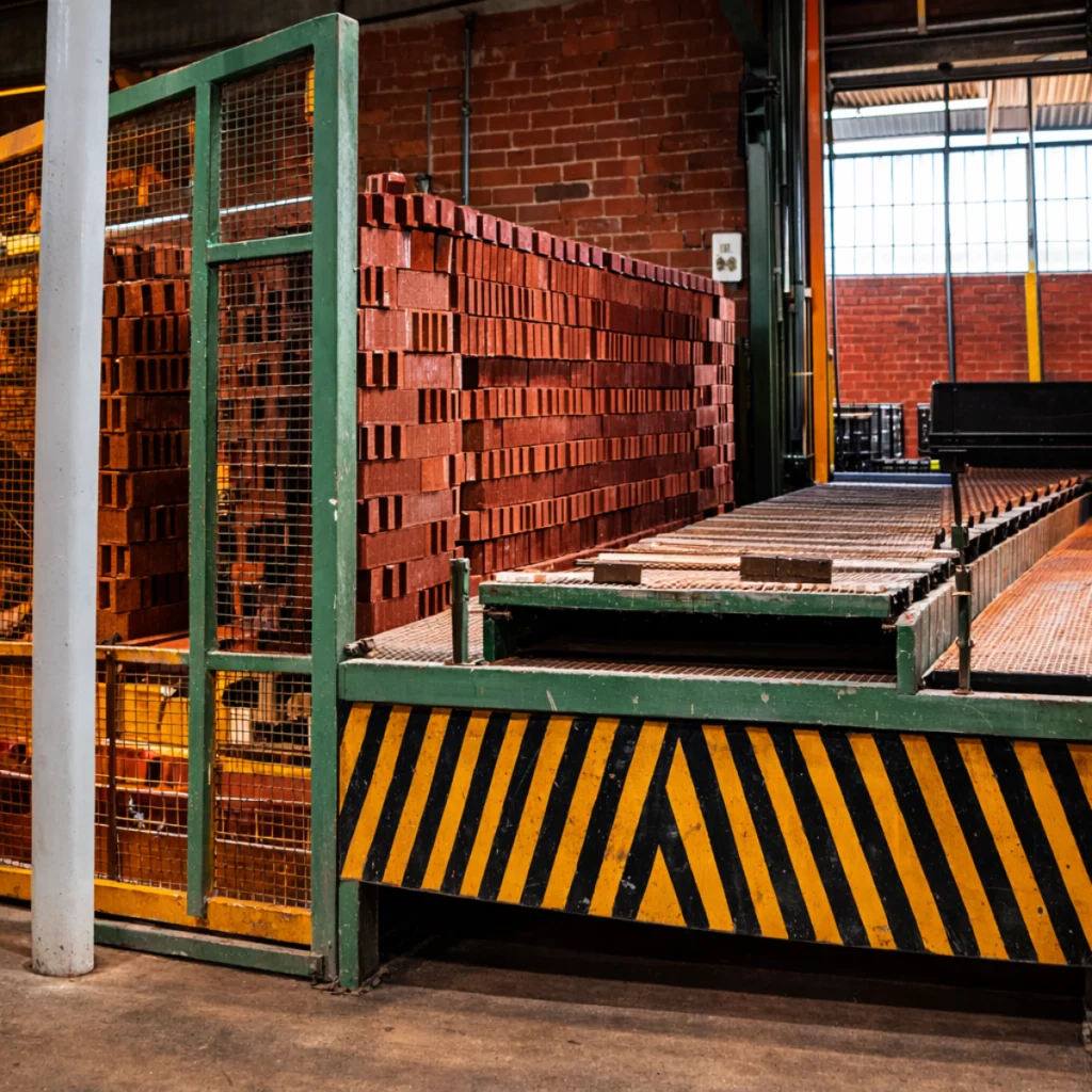 cuisson des briques en terre cuite dans un four tunnel