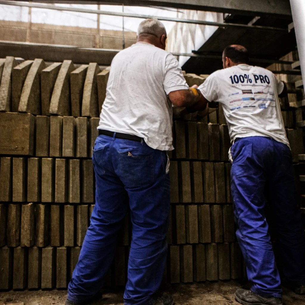 empilage manuel des briques avant cuisson dans un four