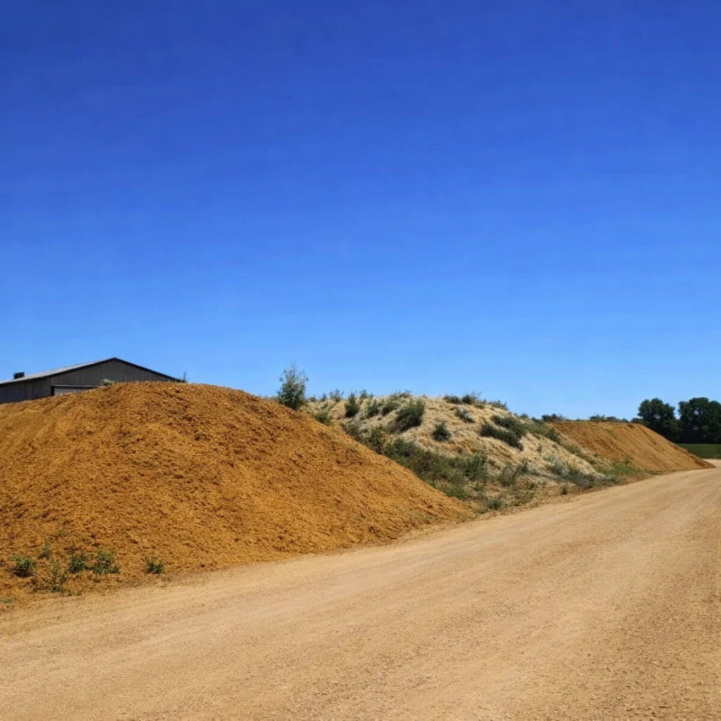 carrière d’argile utilisée pour la fabrication de briques en terre cuite