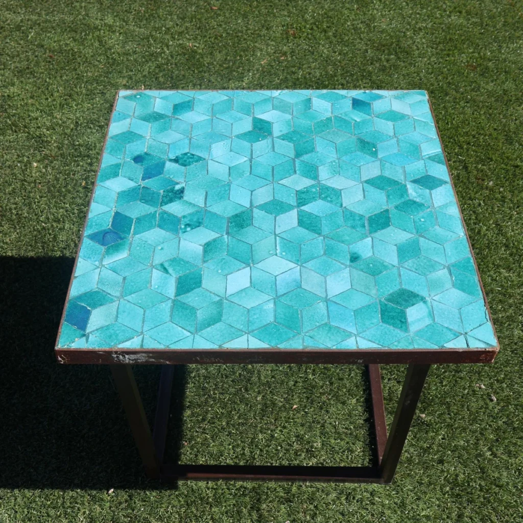 table en zellige sur terrasse extérieure avec salon de jardin