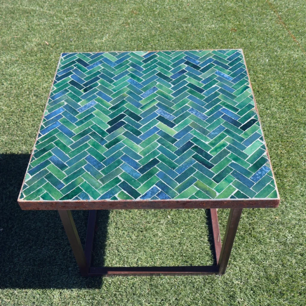 table en zellige dans un espace intérieur ou extérieur avec mobilier de jardin