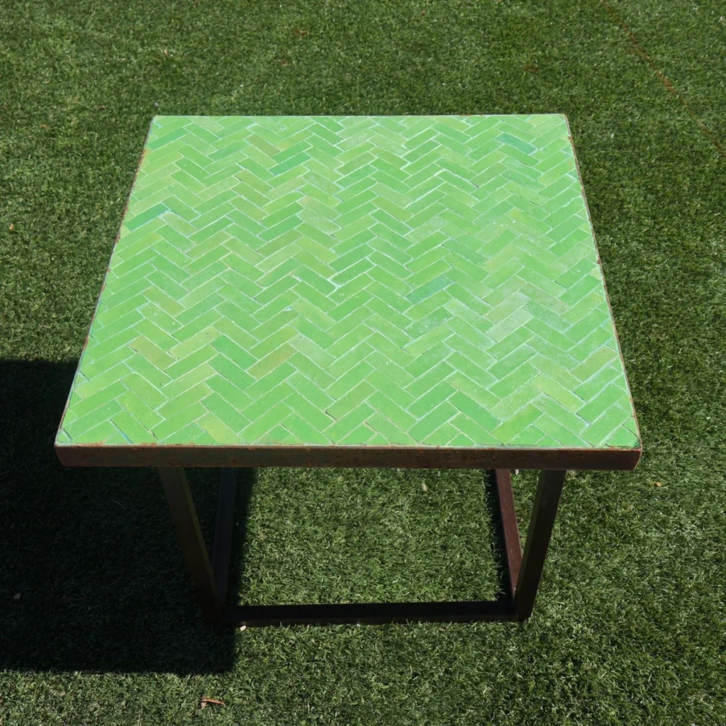 table en zellige dans un salon ou espace extérieur aménagé