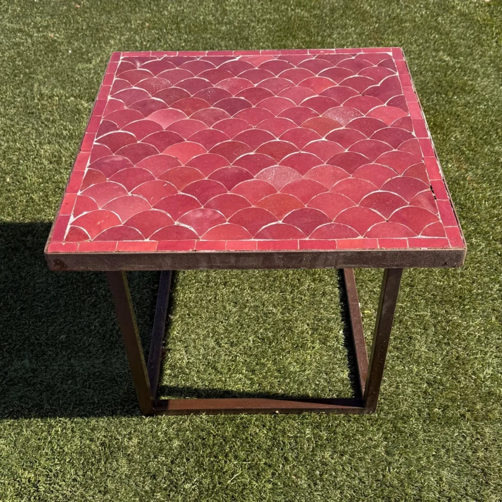 table en zellige en intérieur et extérieur avec canapé