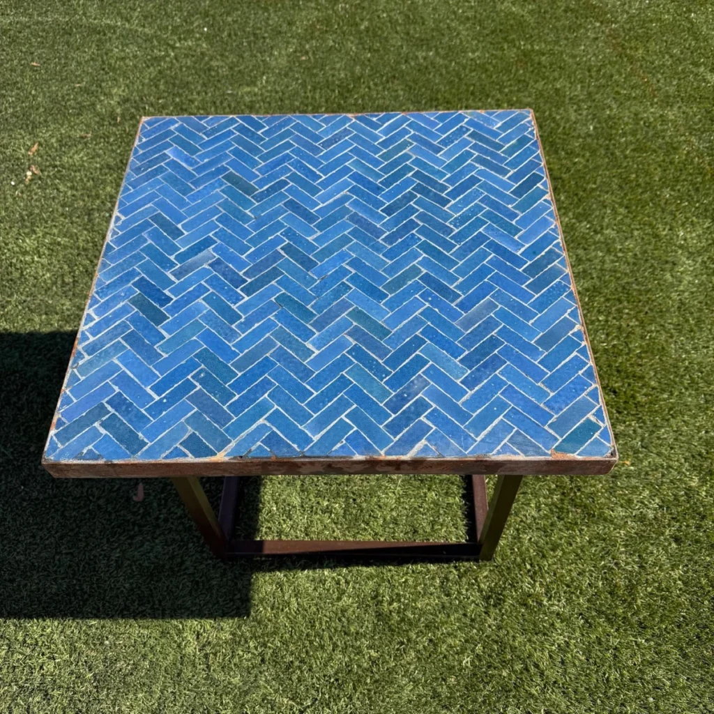 table en zellige dans un espace intérieur ou extérieur avec mobilier de jardin