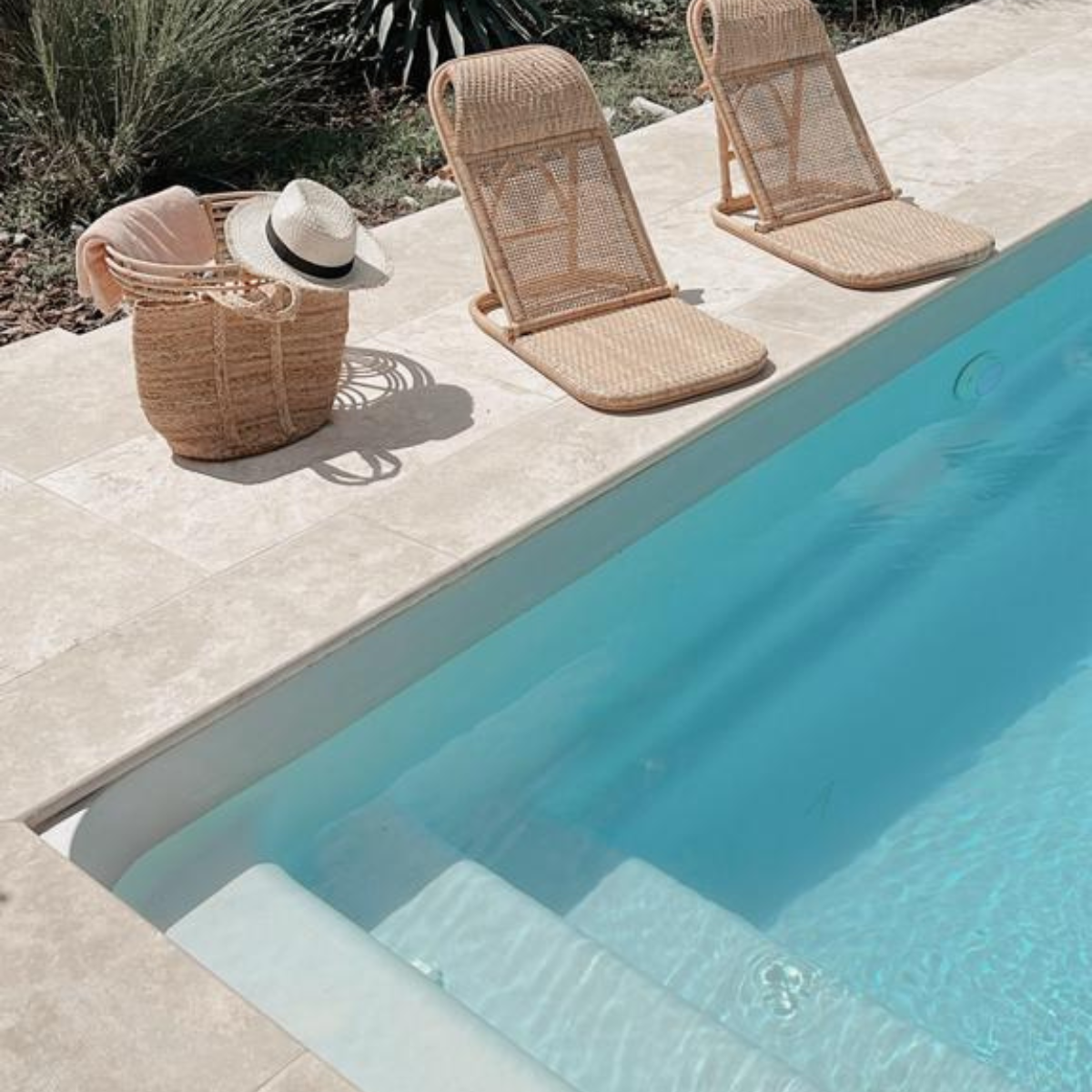 Tout savoir sur les margelles de piscine en travertin