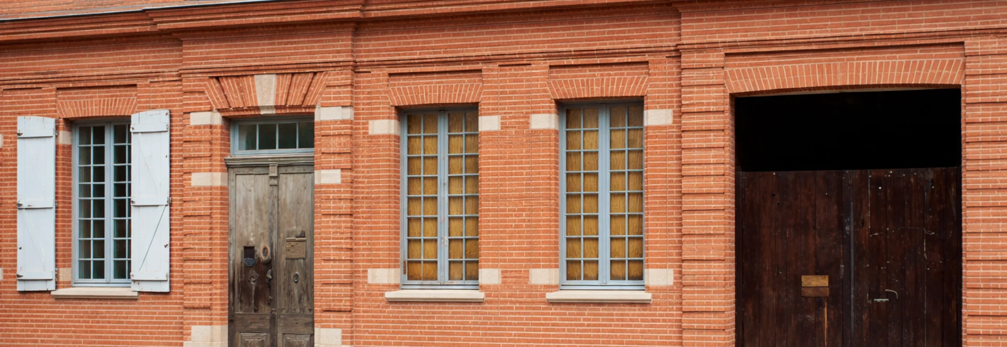 façade maison en brique rouge traditionnelle avec encadrements et corniches en briques moulurées
