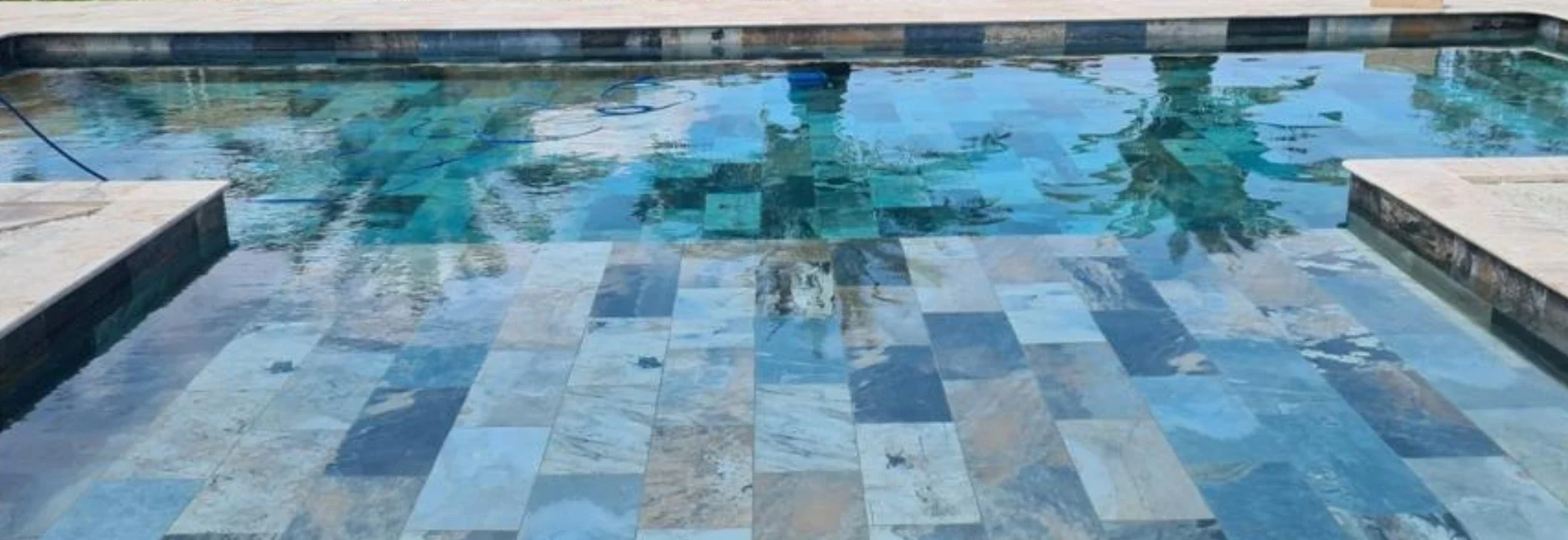 Carrelage Bali posé au sol en extérieur, nuances naturelles pour terrasses