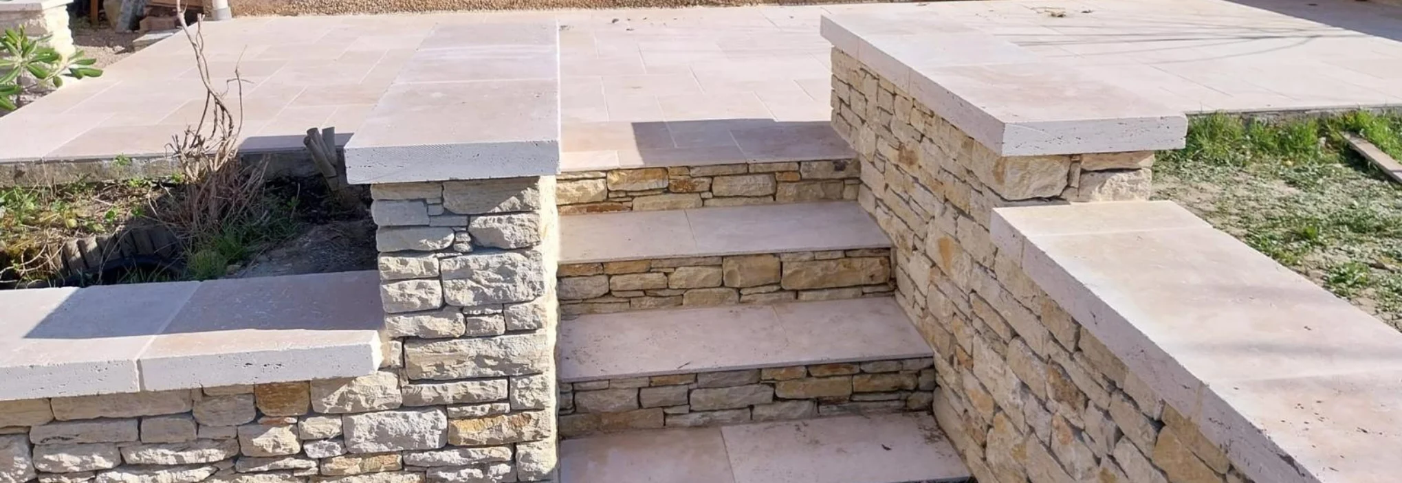 Escalier extérieur en pierre naturelle avec dessus de mur et marches en travertin beige