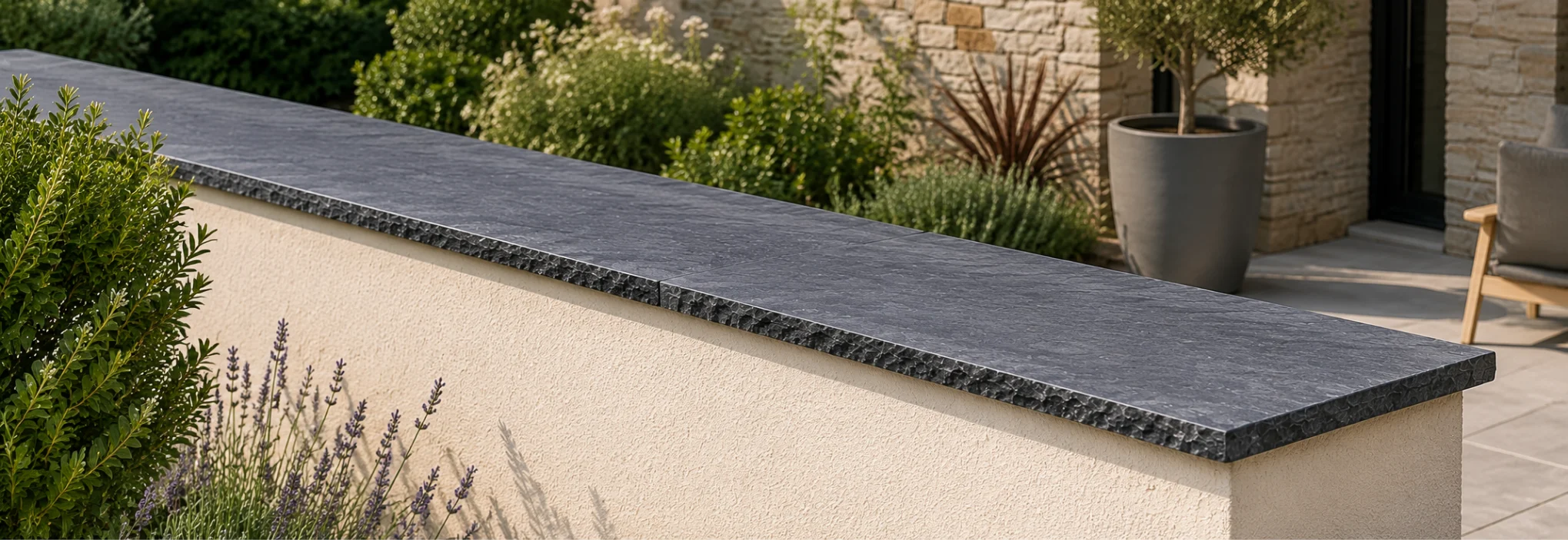 Dessus de mur en ardoise naturelle posé sur un muret de jardin moderne avec finition élégante.