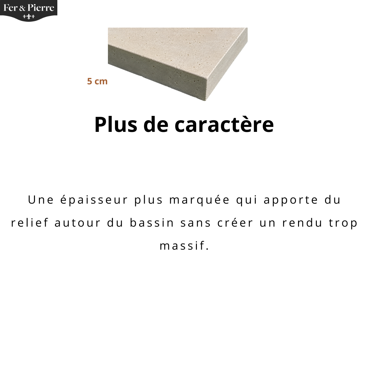 Margelle de piscine en travertin beige vieillie de 5 cm d'épaisseur offrant davantage de relief et de caractère autour du bassin.