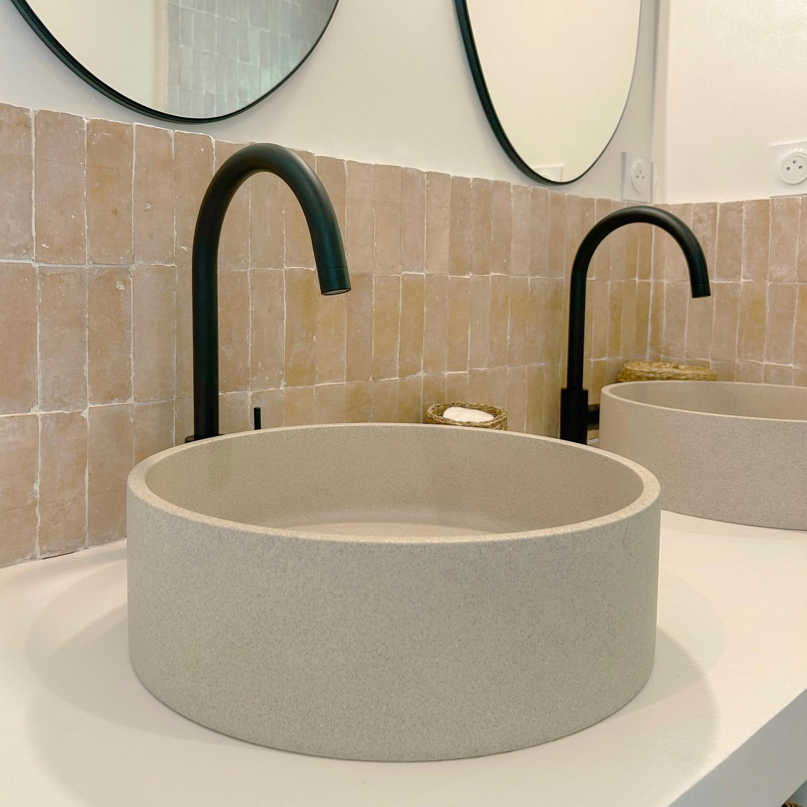 Carrelage mural en bejmat marocain beige dans une salle de bain moderne