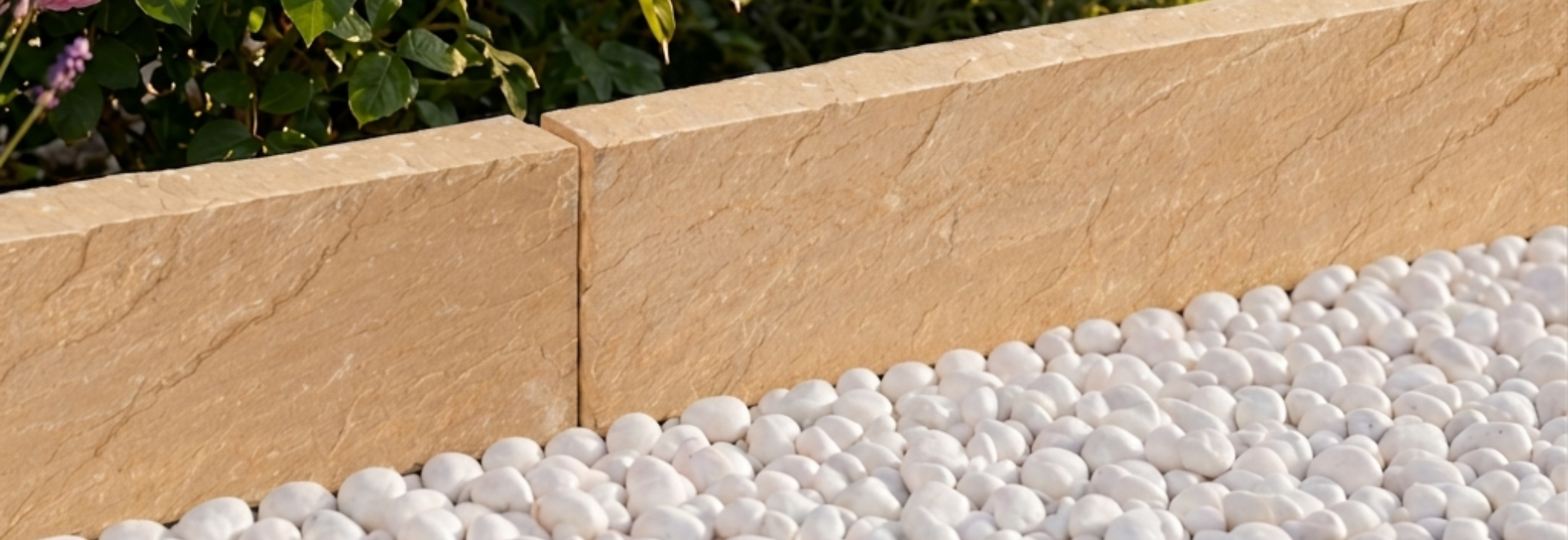 Chaise en fer forgé extérieur avec coussin beige, installée sur une terrasse méditerranéenne entourée de lavande, agrumes et pots en terre cuite.
