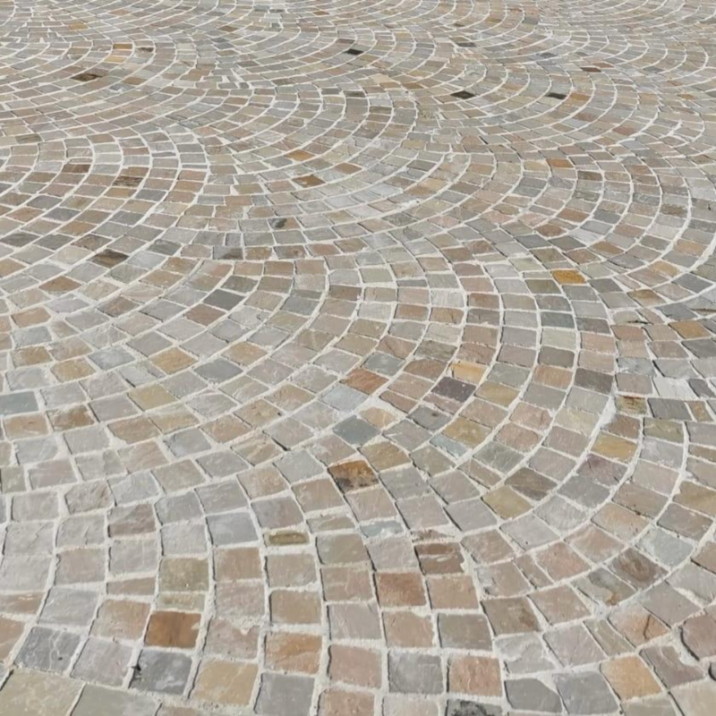 Pavés en Pierre de Kandla beige posés en éventail pour cour et allée extérieure