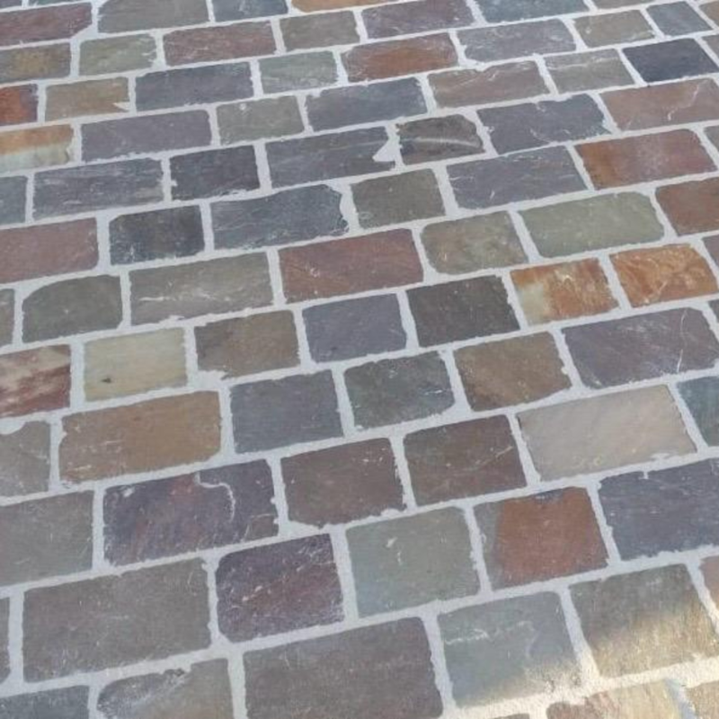 Pavés en Pierre de Kandla multicolore posés en opus pour aménagement extérieur