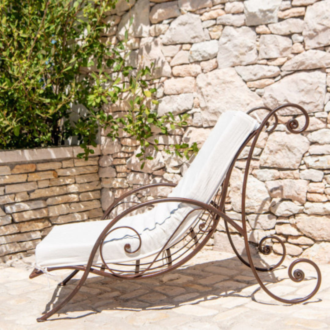 Mur en carreaux de ciment noir et blanc dans une cuisine moderne lumineuse avec îlot central