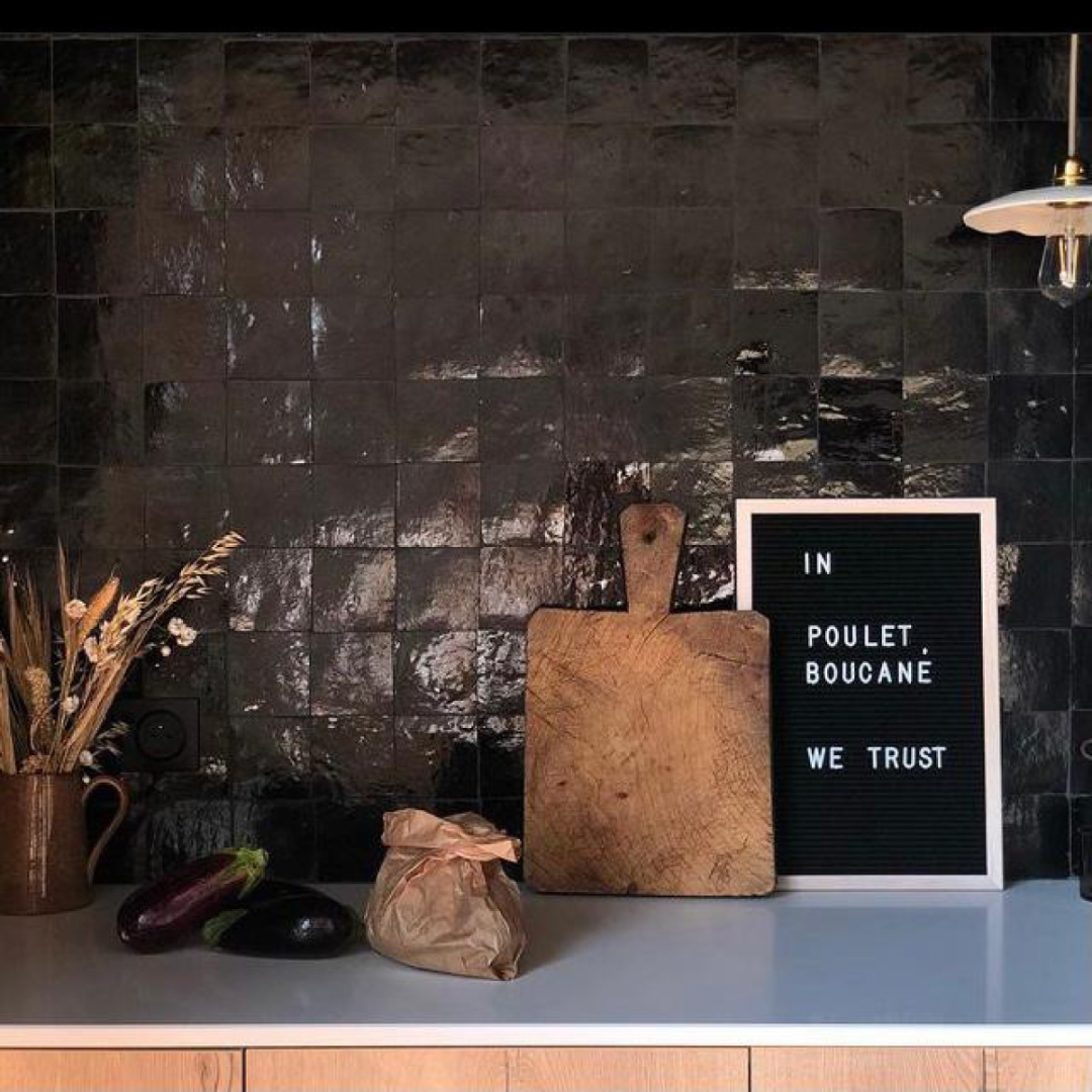 Crédence de cuisine en zellige marocain noir brillant avec décoration artisanale