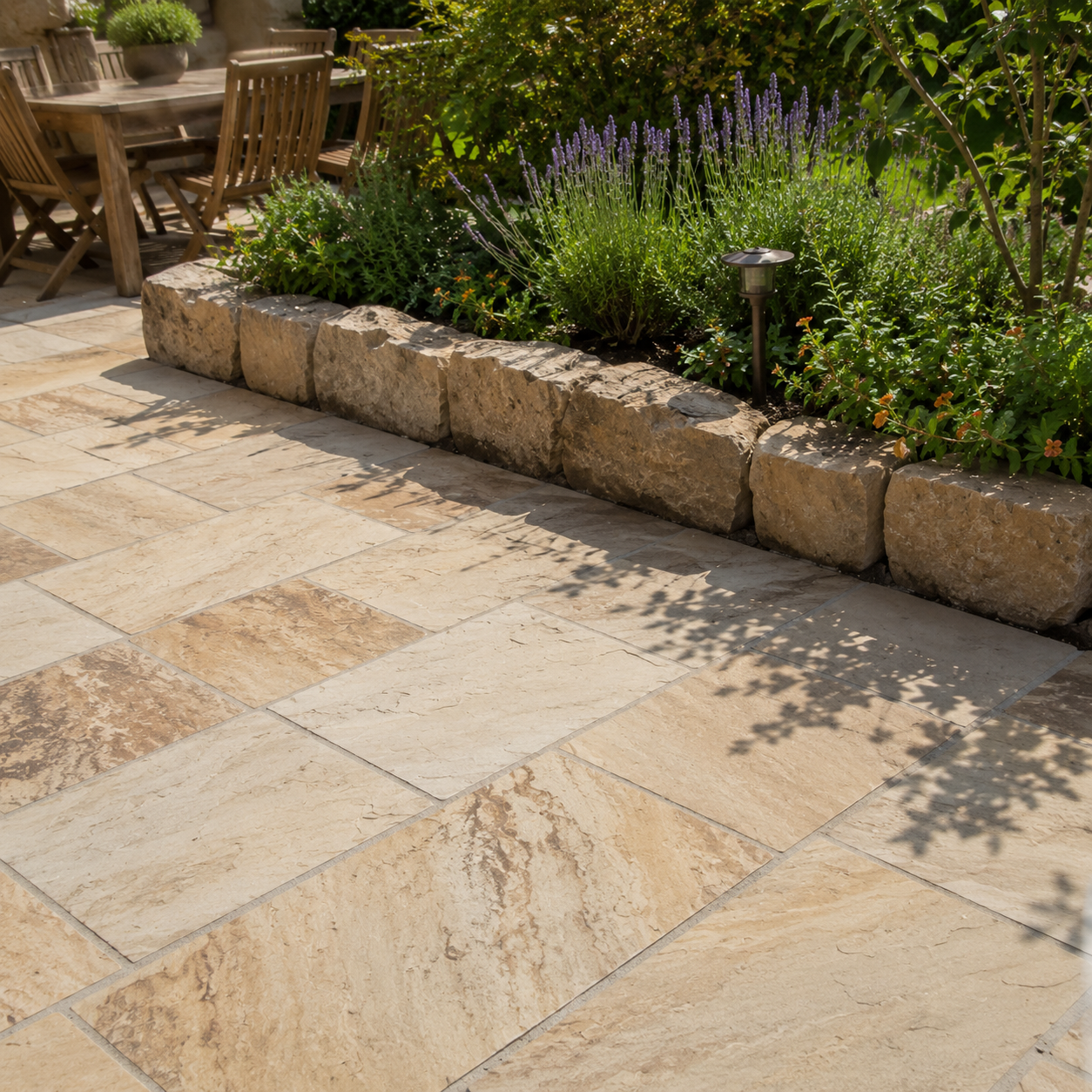 Dallage en Pierre de Kandla beige avec bordures en pierre naturelle pour aménagement de jardin