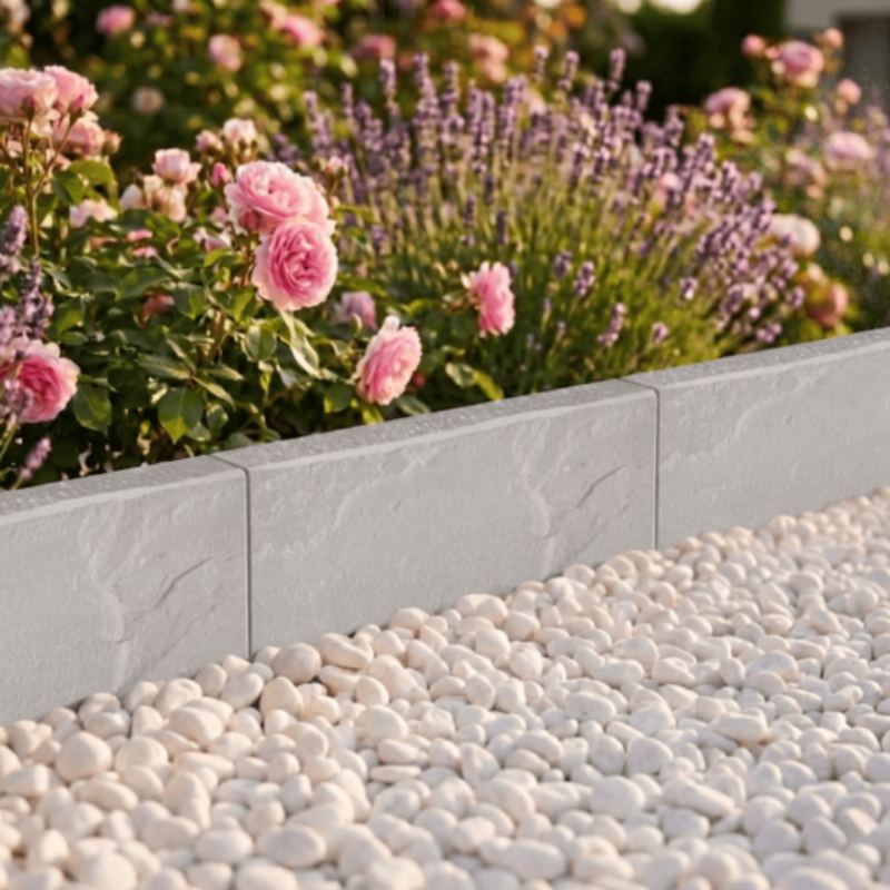 Bordure en Pierre de Kandla grise pour délimiter un massif de fleurs et une allée de jardin