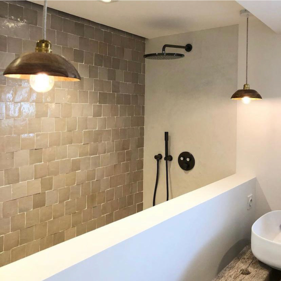 Carrelage mural en zellige marocain beige dans une salle de bain contemporaine