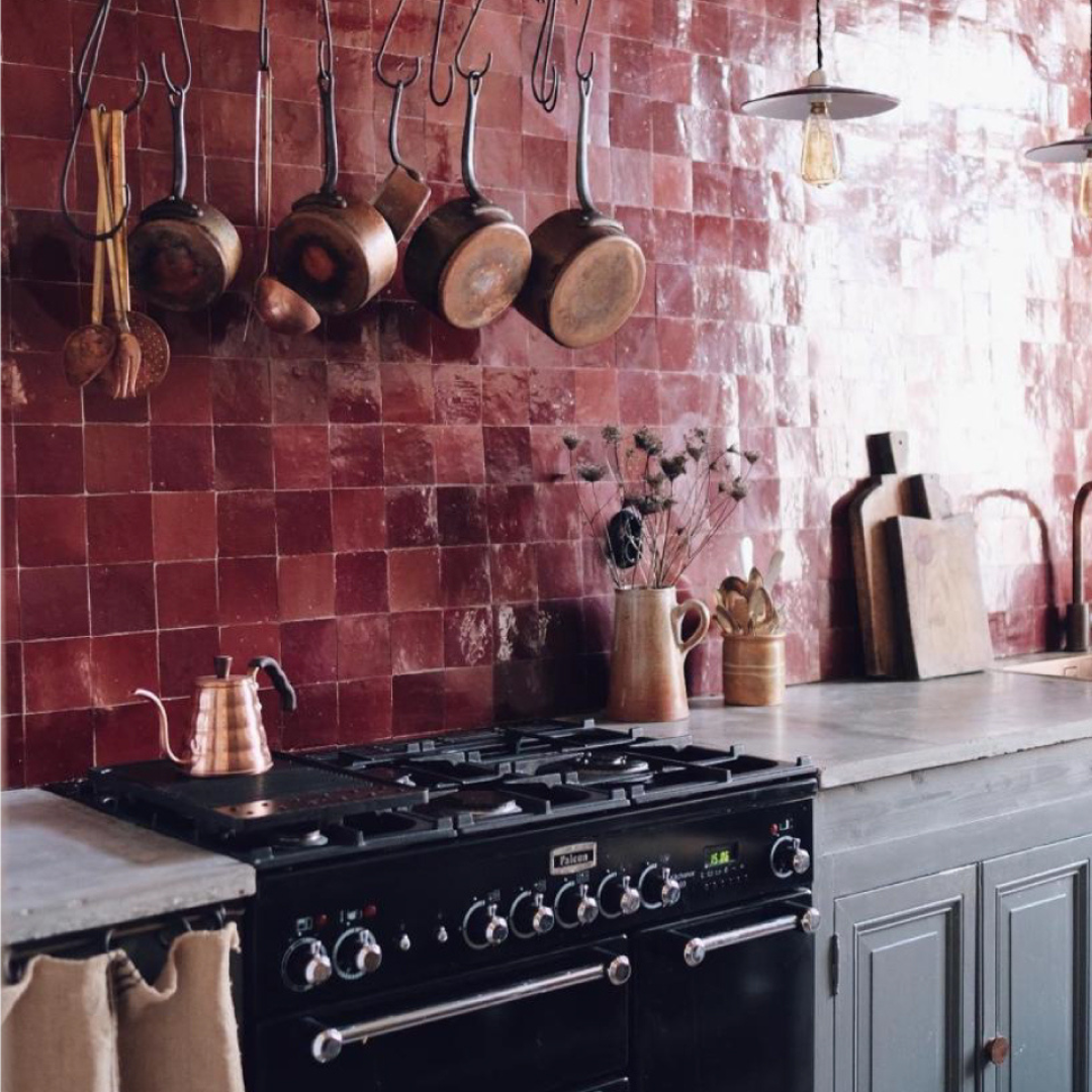 Cuisine traditionnelle avec mur en zellige marocain rouge artisanal de Fès